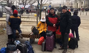 ĐSQ Việt Nam và kiều bào tại Ba Lan tích cực hỗ trợ công dân sơ tán từ Ukraine