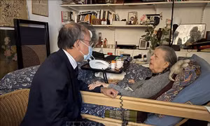 Trao quà và thư chúc mừng tới nữ nhà báo Madeleine Riffaud nhân kỷ niệm 100 tuổi