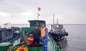 Bộ Tư lệnh Vùng Cảnh sát biển 1 tạm giữ tàu chở dầu không rõ nguồn gốc