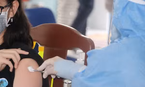 Tập trung tiêm vaccine COVID-19 cho trẻ em, đảm bảo an toàn cho học sinh đến trường
