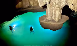 Phát hiện hồ nước khổng lồ 'lơ lửng' trong hang Thung