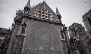 Paris mở cửa trở lại quảng trường phía trước Nhà thờ Đức Bà