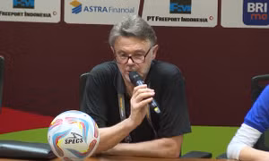 HLV Troussier: ‘Đội tuyển Việt Nam không đầu hàng’