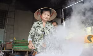 Làng nghề bánh tráng Cù lao Mây hối hả vụ Tết