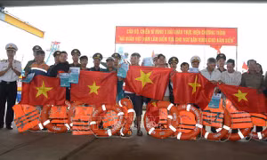 Trao cờ Tổ quốc cho ngư dân Âu thuyền Thọ Quang