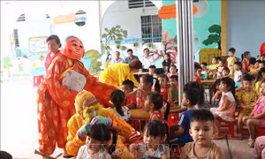 Đội lân 'tóc dài' ở Vĩnh Long