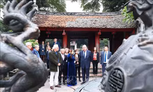 Chủ tịch Thượng viện Pháp tham quan Văn Miếu - Quốc Tử Giám