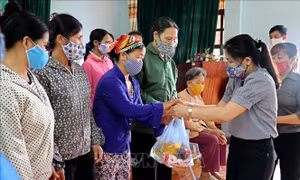 Hỗ trợ người dân gặp khó khăn do đại dịch COVID-19