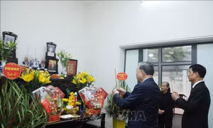 Tổng Bí thư Tô Lâm thắp hương tưởng niệm Tổng Bí thư Nguyễn Phú Trọng