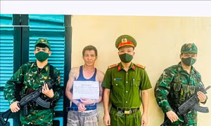 Bắt quả tang đối tượng mua bán trái phép ma túy, sử dụng tài liệu giả