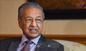 Cựu Thủ tướng Mahathir trở thành người già nhất Malaysia tiêm vaccine ngừa COVID-19 