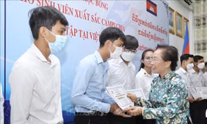 Hội Khuyến học Việt Nam trao học bổng cho sinh viên Campuchia có thành tích xuất sắc