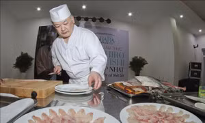 Thưởng thức món cá thát lát Hậu Giang từ đầu bếp người Nhật