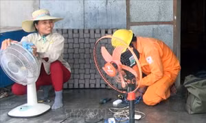 Niềm vui ở địa phương lần đầu tiên được đón điện lưới quốc gia