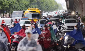 Mưa lớn sáng đầu tuần ở Hà Nội, đường phố lại tắc nghẽn
