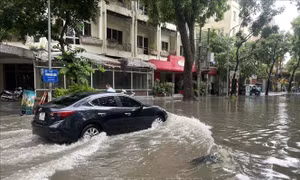 Mưa lớn lại 'nhấn chìm' nhiều tuyến phố ở Hà Nội