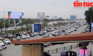 Xe đưa đón hành khách đỗ kín chỗ dưới sân ga.