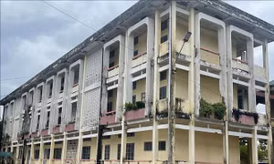 Trường học xuống cấp nghiêm trọng, giáo viên và học sinh bất an