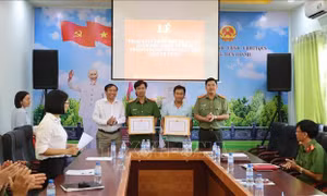 Khen thưởng ba quần chúng dũng cảm truy bắt tội phạm