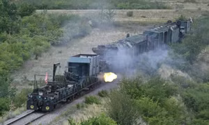 Đằng sau việc 'đoàn tàu bọc thép' của Nga bất ngờ xuất hiện ở Donbass