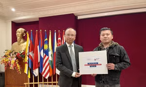 Đại sứ quán Việt Nam tại Pháp cùng bà con kiều bào hướng về nạn nhân bão lũ