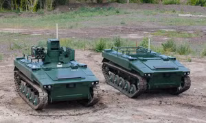 Cuộc chạm trán lịch sử đầu tiên giữa robot tự hành của Nga với UAV của Ukraine