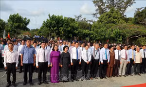 Viếng Anh hùng liệt sĩ tại Nghĩa trang Hàng Dương 