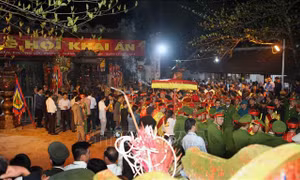 Lễ Khai ấn đền Trần 2019: Sáng 19/2, lượng người xếp hàng đã vãn
