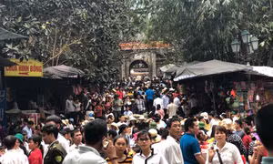 Chùa Hương tưng bừng ngày khai hội