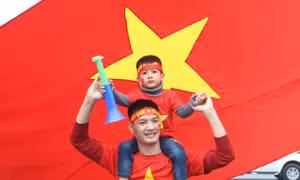 Người hâm mộ mang hoa đào, bánh chưng ra sân bay đón đội tuyển Việt Nam
