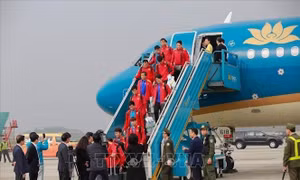 Đội tuyển bóng đá quốc gia trở về trong sự chào đón nồng nhiệt của người hâm mộ