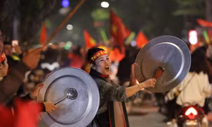 Ngộ nghĩnh mâm, nồi được mang ra ăn mừng chiến thắng 