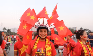 Cổ động viên nghĩ ra đủ kiểu hóa trang 'không tin được' để cổ vũ tuyển Việt Nam 