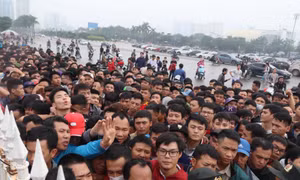 Hàng nghìn người chen nhau mua vé xem trận Việt Nam - Malaysia