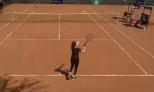 Trận tennis dở đến ngỡ ngàng: Tay vợt 'đặc cách' mắc 20 lỗi, thua sau 37 phút