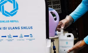 Dịch vụ 'đổ đầy bình' nhu yếu phẩm đến tận nhà tại Indonesia