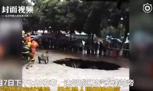 'Hố tử thần' xuất hiện giữa phố, 4 người thiệt mạng