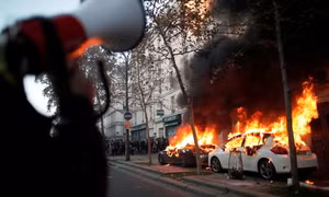 Hình ảnh người biểu tình Paris thiêu xe, đốt phá ngân hàng để phản đối bạo lực cảnh sát