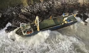 Bão Dennis cuốn 'tàu ma' vào bờ biển Ireland sau hơn 1 năm mất tích