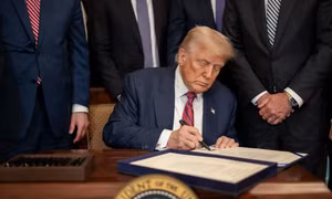 Tổng thống Trump ký duyệt ngân sách chiến tranh kỷ lục với 800 triệu USD cho Ukraine