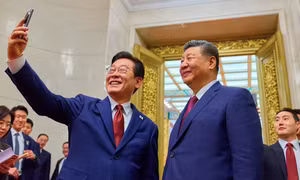Chiếc điện thoại chụp ảnh selfie hai nhà lãnh đạo Hàn, Trung gây chú ý