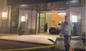 Mercedes mất lái tông thẳng vào sảnh Tháp Trump Plaza ở New York