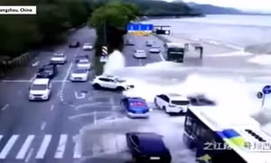 Hàng loạt ô tô bị thủy triều đánh dạt khi đang đi giữa đường