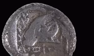 Nhân viên bãi biển Israel tình cờ phát hiện đồng tiền hiếm 2.500 năm tuổi