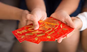 Kinh tế khó khăn, người trẻ tuổi Singapore trăn trở về phong tục lì xì ngày Tết