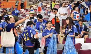Nét đẹp văn hoá dọn dẹp khán đài của CĐV Nhật Bản mỗi mùa World Cup