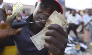 Thợ sửa tiền - cứu tinh cho những đồng USD rách tại Zimbabwe