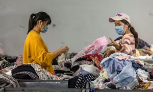 Trung Quốc đau đầu với 26 triệu tấn quần áo thải mỗi năm