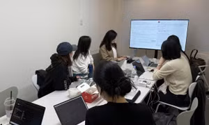Nỗi lo bị tụt hậu thúc đẩy dân văn phòng Hàn Quốc học AI