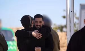 Những hình ảnh đầu tiên về nhóm con tin Israel được Hamas trả tự do